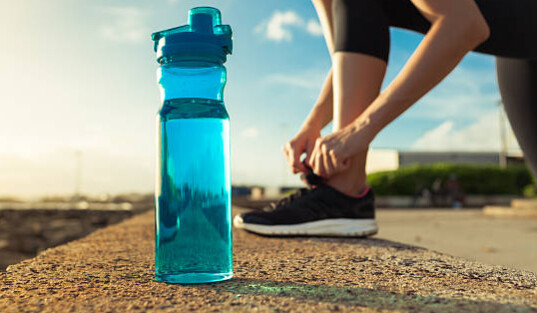 Groźna latem: jak uniknąć zakrzepicy podczas podróży i urlopu