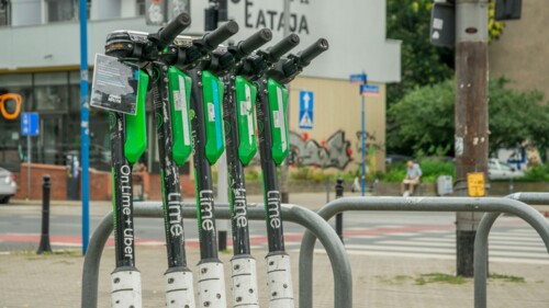 Hulajnogi elektryczne osiągające 100 km/h – rośnie liczba poważnych wypadków