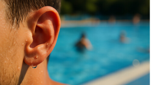 Ucho pływaka — cicha zmora basenów i jezior